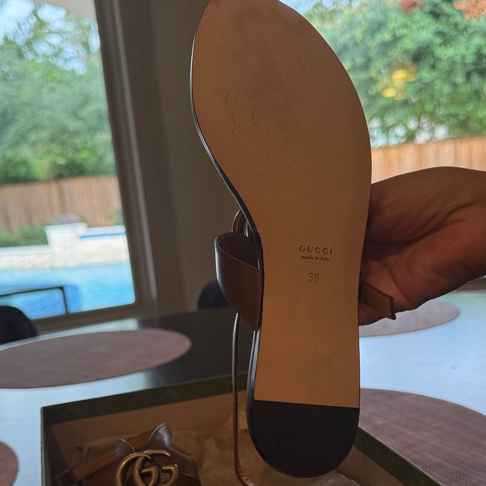 Gucci Tan Leather Sandals with Gold Logo - Picture 3 of 3
